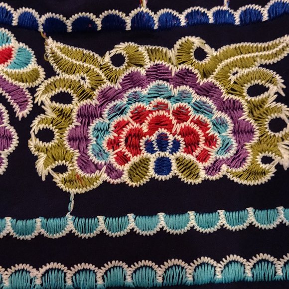 Romeo & Juliet Couture Embroidered On Or Off The Shoulder Top SIZE MEDIUM - Picture 6 of 9